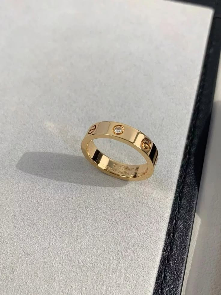 LOVELY rings 🤍’