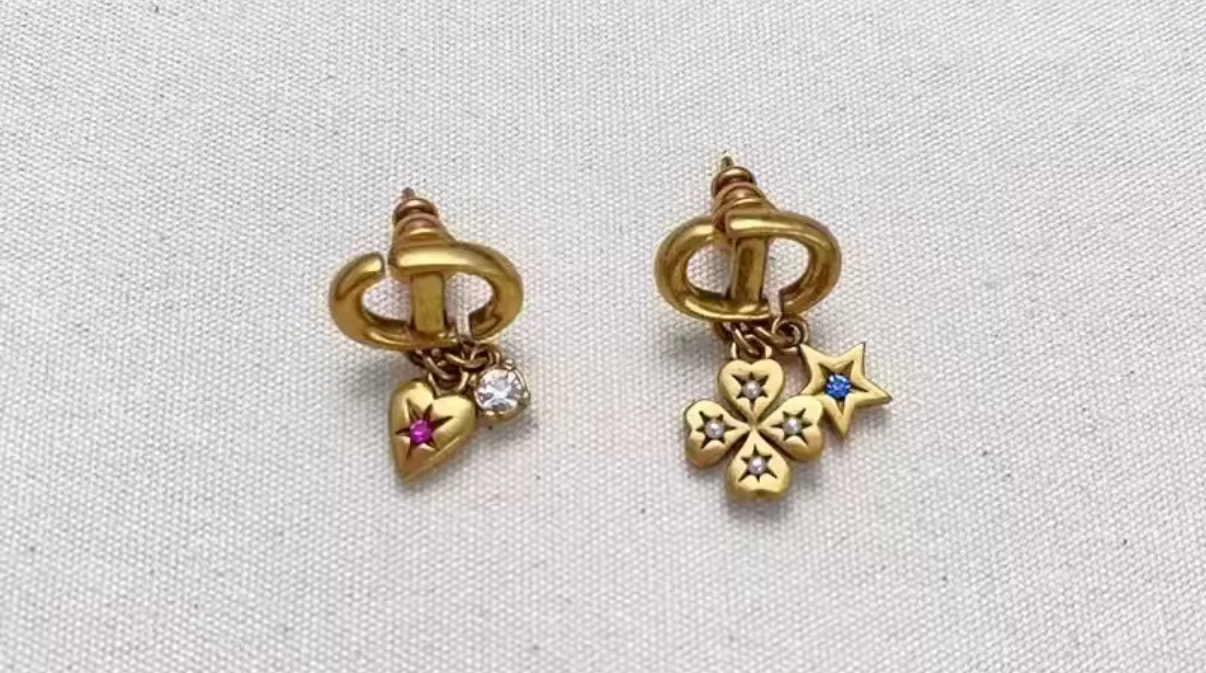 CD charm earrings 🩷💙’