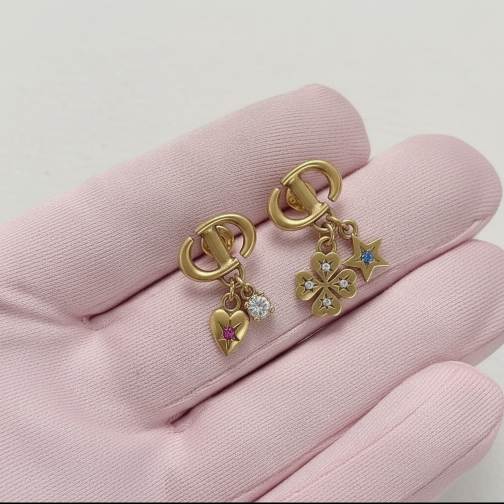 CD charm earrings 🩷💙’